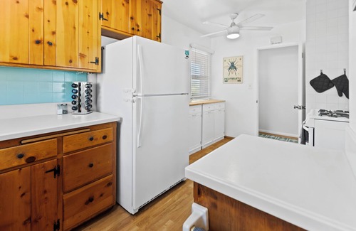 Allied Gardens House | 3 bedroom Central Escape - Hot Tub, Fire Pit & newly renovated sunny back yard