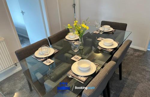 Chalgrove Apartment | 3 Bedroom Cosy Bungalow By Beds Away Short Lets & Serviced Accommodation Chalgrove With Outdoor Dining Area