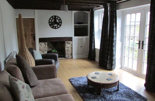 Kingsteignton Cottage | 3 Bedroom Cottage. Close to both moor & beaches. Dogs allowed.