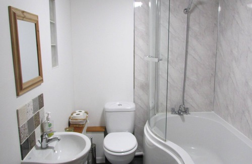 Kingsteignton Cottage | 3 Bedroom Cottage. Close to both moor & beaches. Dogs allowed.