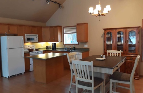 Manitoba Cottage | 3 Bedroom Cottage - Sunroom + Patio + Fire Pit