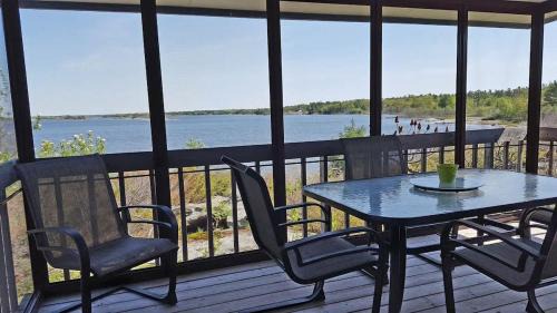 Carling House | 3-bedroom Cottage in Georgian Bay - Rockwood #10