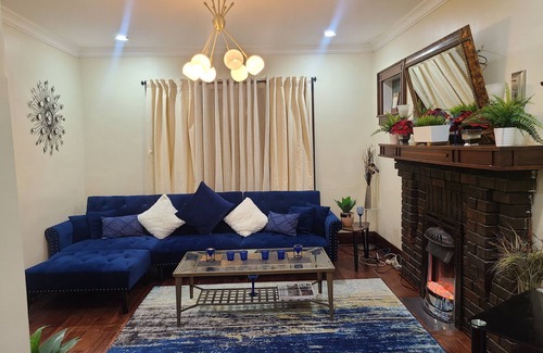 The Pocket Apartment | 3 Bedroom Detached house in Toronto (Danforth area)