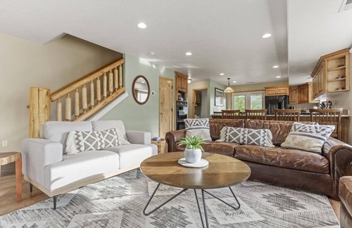 Eden Condo | 3 Bedroom End Unit with Natural light and Mountain views