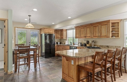 Eden Condo | 3 Bedroom End Unit with Natural light and Mountain views