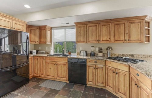 Eden Condo | 3 Bedroom End Unit with Natural light and Mountain views