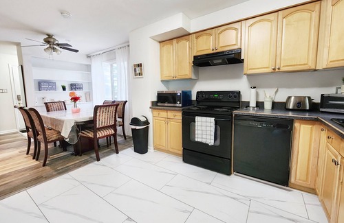 Fonthill House | 3 Bedroom Entire Home in Fonthill - 6guests-lots of parking!