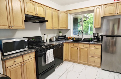 Fonthill House | 3 Bedroom Entire Home in Fonthill - 6guests-lots of parking!