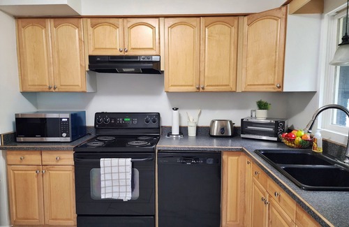 Fonthill House | 3 Bedroom Entire Home in Fonthill - 6guests-lots of parking!