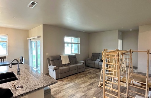 De Pere House | 3 bedroom family friendly townhome with pond views