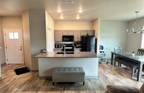De Pere House | 3 bedroom family friendly townhome with pond views