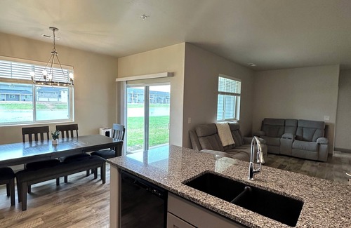 De Pere House | 3 bedroom family friendly townhome with pond views
