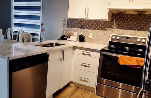 Calgary House | 3-BEDROOM FAMILY HOME 2-floor Spacious & A/C, comfy stay 2Relaxing Living Rooms