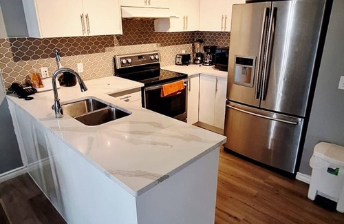 Calgary House | 3-BEDROOM FAMILY HOME 2-floor Spacious & A/C, comfy stay 2Relaxing Living Rooms