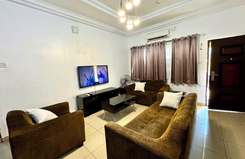 Utako Apartment | 3 BEDROOM FLAT at UTAKO ABUJA. 24hrs LIGHT, WIFI & KITCHEN