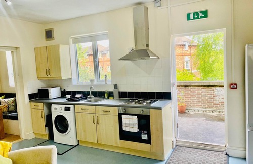 Seisdon Apartment | 3 Bedroom Flat, Free Parking, Step Free Access, Near NEC