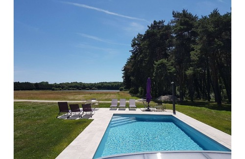 Fontaines-en-Sologne House | 3 bedroom house and TV lounge, private swimming pool, 50 ha forest, ponds, tennis court