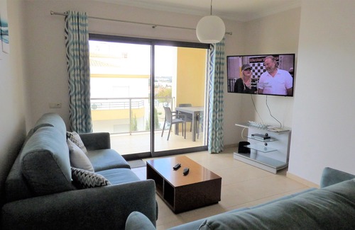 Guia Apartment | 3 Bedroom free WiFi