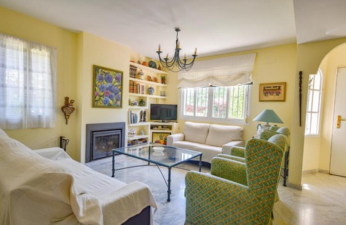 Urbanizacion Costabella House | 3 bedroom holiday home next to the beach in Costabella, Marbella