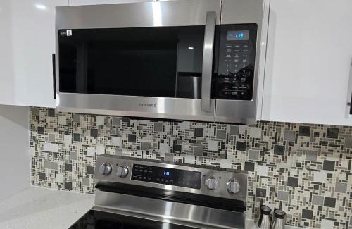 Northwest Calgary Villa | 3 Bedroom Home away from Home
