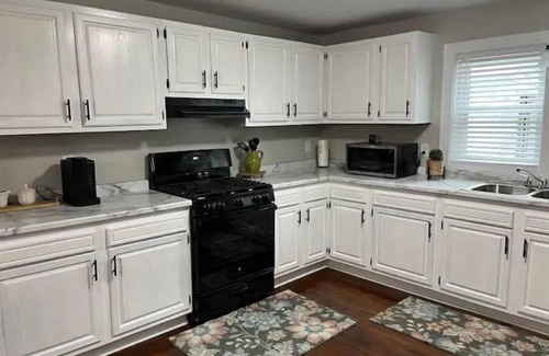 Stollings House | 3 bedroom home quiet neighborhood close to trails