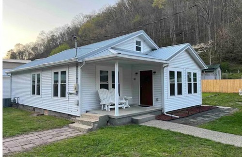 Stollings House | 3 bedroom home quiet neighborhood close to trails