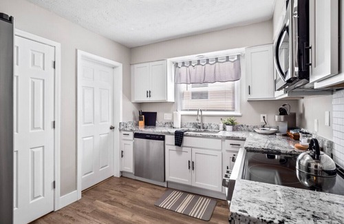 Willobee On The Lake House | 3 Bedroom Home, Walk to Lake Erie