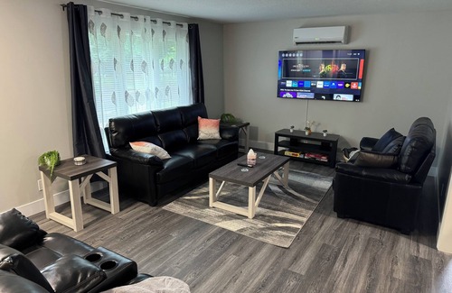 Fredericton House | 3 bedroom | Hot Tub & Pool | No Cleaning Fee