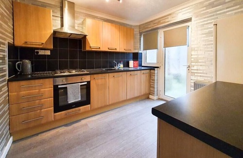 Dunfermline House | 3 bedroom house Amazon M90 Dunfermline Edinburgh