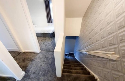 Dunfermline House | 3 bedroom house Amazon M90 Dunfermline Edinburgh
