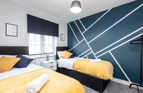 Ashford House | 3 Bedroom House Ashford, Kent - Free Parking - Free WiFi - Big Monthly Discounts - Sleeps 5 - Elite Stays UK
