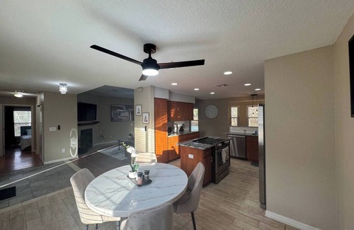 Hudson House | 3-bedroom house in charming Hudson with AC