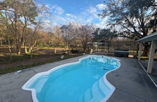 Hudson House | 3-bedroom house in charming Hudson with AC