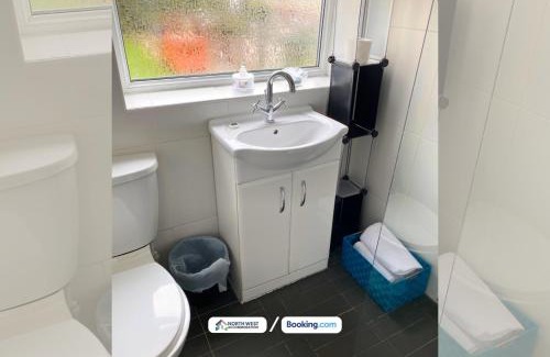 Warrington House | 3-Bedroom House in Warrington with Free Parking Ideal for Contractors and Family Stays