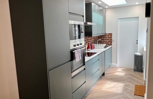 City Centre Dublin Apartment | 3 bedroom House on New Wapping Street-Dublin 1