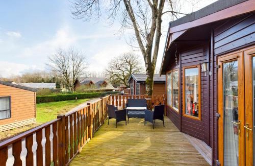 South Lakeland Leisure Village House | 3 Bedroom Lakeview Lodge - Ensuite & Balcony Deck