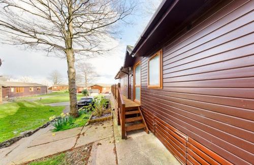 South Lakeland Leisure Village House | 3 Bedroom Lakeview Lodge - Ensuite & Balcony Deck