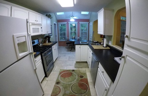 Toledo Condo | 3 Bedroom Luxury Villa with Hot Tub, Gourmet Kitchen on Private Drive/Garage