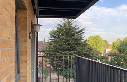 Bowes Apartment | 3 Bedroom Modern Apartment in London