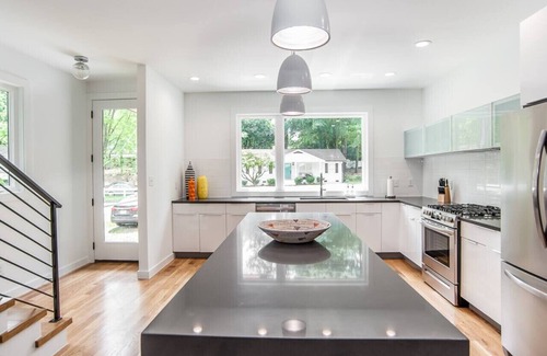 Downtown House | 3 Bedroom Modern Home Downtown