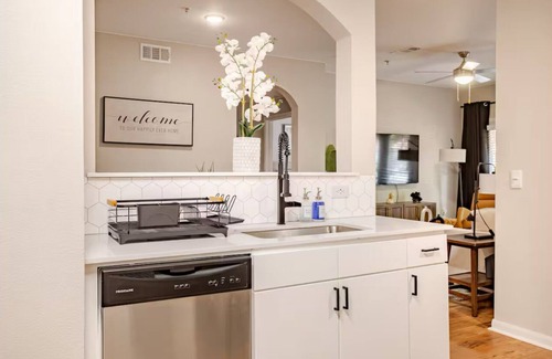 Downtown Oklahoma City Apartment | 3-bedroom Modern apartment in downtown Bricktown with 24/7 gym and pool
