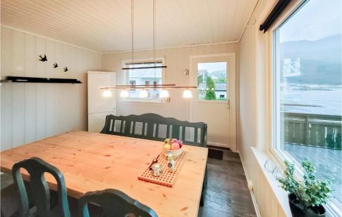 Vindafjord Apartment | 3 Bedroom Nice Apartment In Sandeid