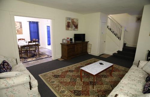 Charlton Heights Apartment | 3 bedroom one bathroom townhouse - 20B Elm street Charlton Heights WV 25040