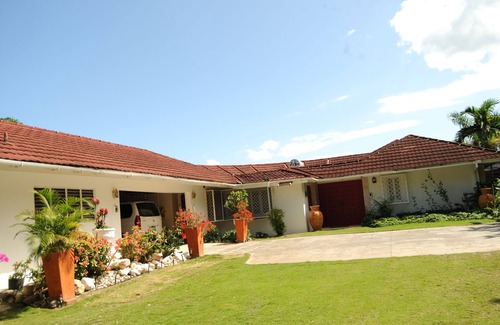 Montego Bay Villa | 3 Bedroom Spacious Villa OMG Views of Sea