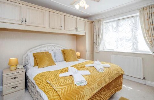 Basildon Apartment | 3 Bedroom Steeple Hill House