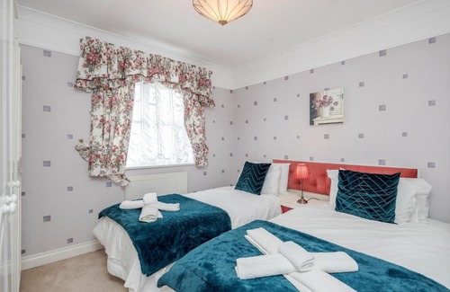 Basildon Apartment | 3 Bedroom Steeple Hill House