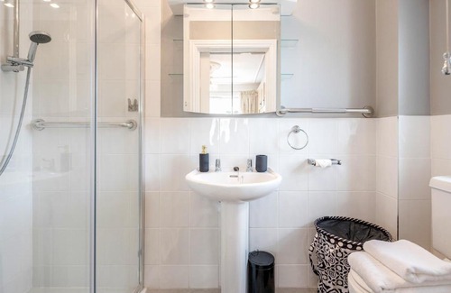 Basildon Apartment | 3 Bedroom Steeple Hill House