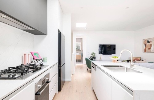Brunswick West House | 3 Bedroom Townhouse- Free parking