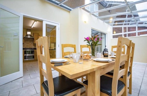 Shrewsbury House | 3 Bedroomed Family Home, 15 Minutes Walk to Town