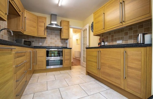 Shrewsbury House | 3 Bedroomed Family Home, 15 Minutes Walk to Town